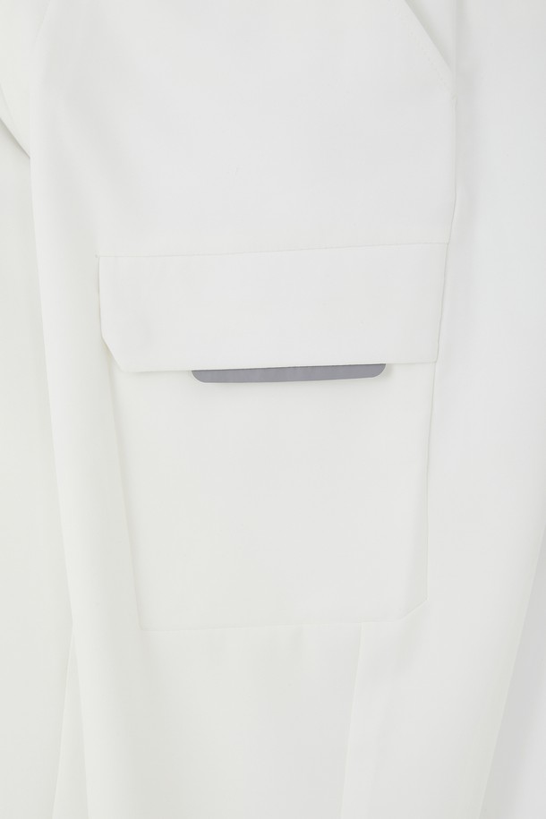 봄, 가을에 적합한 남녀 공용 카고 조거 팬츠입니다. 부드러운 촉감의 폴리에스터, 폴리우레탄 혼방 소재로 제작되었으며, 얇은 두께감으로 편안한 착용감을 제공합니다. 허리 부분에는 히든 밴딩 처리가 되어 있어 활동성을 높였으며, 스포티한 스타일을 연출하기 좋습니다. 블랙, 그레이, 아이보리 세 가지 색상으로 출시되었으며, 카고 디자인과 사선 포켓 디테일이 특징입니다. 일상생활 및 야외 활동 시에 활용하기 좋은 실용적인 아이템입니다.
