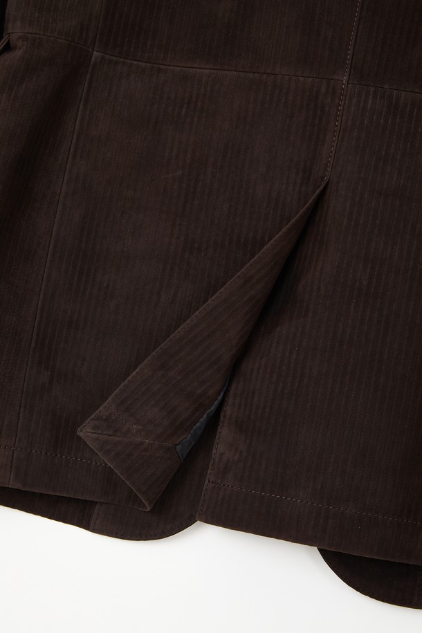 세련된 남성미를 더하는 양가죽 스트라이프 패턴 자켓 CLJP113입니다. 부드러운 촉감의 양가죽 소재와 중간 두께감으로 봄, 가을 시즌에 적합하며, 베이직한 디자인과 스트라이프 패턴이 세련된 스타일을 연출합니다. 버튼 여밈 방식의 레귤러 기장 블레이저 타입으로, 안쪽 주머니와 뒤트임 디테일, 캠스웨이드 가죽원단, 안감 폴리에스터 100%를 사용하여 실용성과 고급스러움을 더했습니다. 데이트룩, 비즈니스 캐주얼 등 다양한 TPO에 활용 가능하며, 클래식, 미니멀, 캐주얼 스타일을 즐겨 입는 남성에게 추천합니다. 브라운 컬러의 베이직핏으로, 어떤 옷에도 매치하기 용이합니다.
