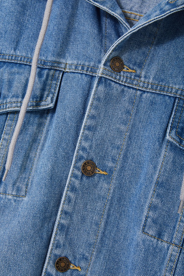 세련된 남성 캐주얼 스타일을 완성하는 봄/가을 탈부착 후드 데님 재킷 CJP136입니다. 부드러운 데님 소재로 제작되어 편안한 착용감을 선사하며, 레귤러 핏으로 어떤 스타일에도 잘 어울립니다. 연청 컬러와 무지 디자인으로 미니멀하면서도 세련된 분위기를 연출합니다. 탈부착 가능한 후드는 다양한 스타일을 연출할 수 있도록 도와주며, 버튼 여밈 방식과 긴 소매 기장으로 실용성을 더했습니다. 일상 속에서 편안하게 즐겨 입을 수 있는 데님 재킷으로, 봄, 가을 시즌 활용도가 높습니다.
