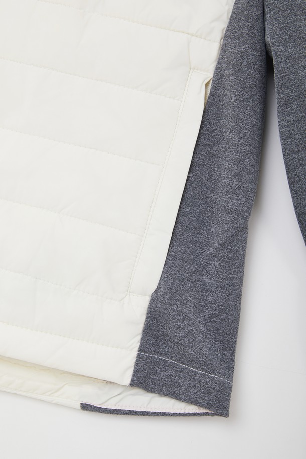 사이드 스판 경량 패딩 점퍼 CJP151는 겨울철 출근룩을 위한 캐주얼, 스포티, 미니멀 스타일의 필수 아이템입니다. 화이트와 그레이 두 가지 색상으로 출시되어 어떤 옷에도 쉽게 매치할 수 있습니다. 얇은 두께감의 경량 패딩으로, 나일론과 폴리에스테르 혼방 소재로 제작되어 부드러운 촉감과 뛰어난 신축성을 자랑합니다. 무지 디자인에 사이드 배색 디테일이 돋보이며, 레귤러핏과 집업 스타일로 편안한 착용감을 선사합니다. 긴 소매 기장의 이 패딩 점퍼는 일상생활에서 폭넓게 활용할 수 있습니다.
