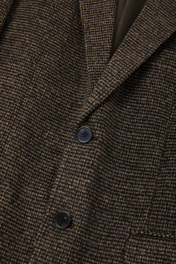 모던한 감각을 더한 울 모눈 체크 버튼 재킷 CJK119입니다. 블랙브라운 컬러의 모눈 체크 패턴이 세련된 느낌을 주며, 울과 폴리에스터 혼방 소재로 제작되어 봄, 여름, 가을, 겨울 사계절 모두 활용 가능합니다. 베이직 핏에 전체 안감 처리로 편안한 착용감을 선사하며, 버튼 여밈 방식으로 클래식하고 미니멀한 스타일을 연출합니다. 출근룩, 비즈니스 캐주얼, 모임룩 등 다양한 TPO에 활용하여 시크한 매력을 뽐낼 수 있습니다.
