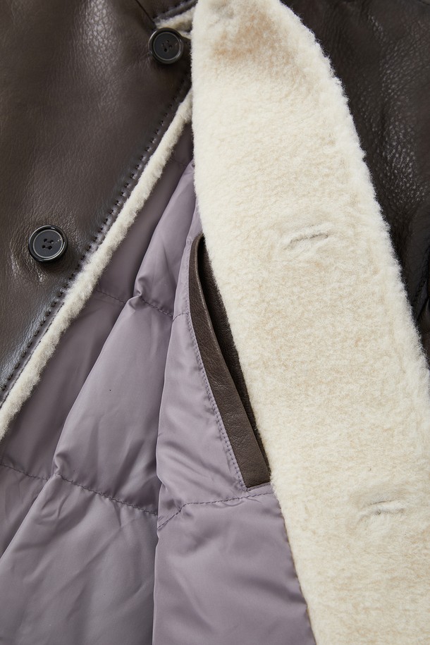 부드러운 양가죽 소재의 브라운 컬러 구스다운 재킷 CLJP127입니다. 겨울철 일상과 출근룩, 모임룩에 모두 잘 어울리는 클래식하고 미니멀한 스타일을 연출할 수 있습니다. 레귤러핏에 버튼 여밈 방식으로, 따뜻한 퍼 안감과 포켓 디테일이 돋보입니다. 두꺼운 두께감으로 뛰어난 보온성을 제공하며, 긴 소매 기장으로 안정적인 착용감을 선사합니다. 무지 디자인으로 어떤 옷에도 매치하기 용이합니다.
