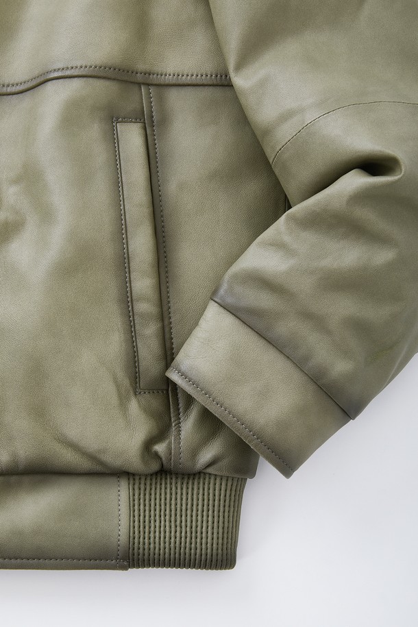 램스킨 라인 워싱 구스다운 점퍼 CLJP128은 남성용 구스다운 점퍼입니다. 부드러운 램스킨 소재에 워싱 처리하여 자연스러운 멋을 더했으며, 겨울철 캐주얼 스타일을 완성합니다. 톤 다운된 카키 컬러와 레귤러핏 디자인으로 어떤 옷에도 쉽게 매치할 수 있습니다. 출근룩과 여행룩에 모두 활용 가능하며, 미니멀, 클래식 스타일을 선호하는 분들께 추천합니다. 
