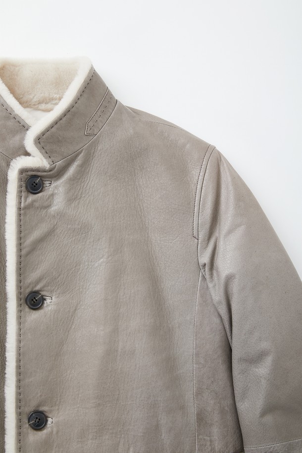 부드러운 양가죽 소재의 남성용 구스다운 재킷입니다. 클래식하고 베이직한 스타일로, 겨울철 일상에서 따뜻하게 착용하기 좋습니다. 베이지 컬러에 레귤러 핏으로 제작되었으며, 넉넉한 빅포켓 디테일이 돋보입니다. 버튼 여밈 방식으로 간편하게 착용할 수 있으며, 긴 소매 기장과 두꺼운 두께감으로 보온성을 높였습니다. 
