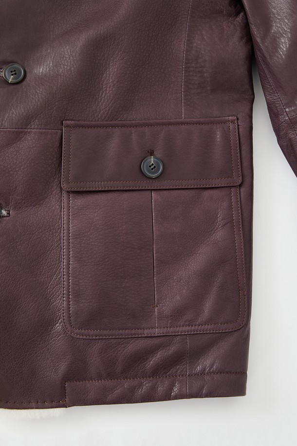 부드러운 양가죽 소재의 남성용 구스다운 재킷입니다. 클래식하고 미니멀한 스타일로, 겨울철 출근룩에 적합합니다. 넉넉한 빅포켓 디자인이 특징이며, 레귤러핏으로 편안한 착용감을 선사합니다. 브라운 컬러의 무지 디자인으로 어떤 옷에도 쉽게 매치할 수 있습니다. 두꺼운 두께감으로 뛰어난 보온성을 제공합니다.
