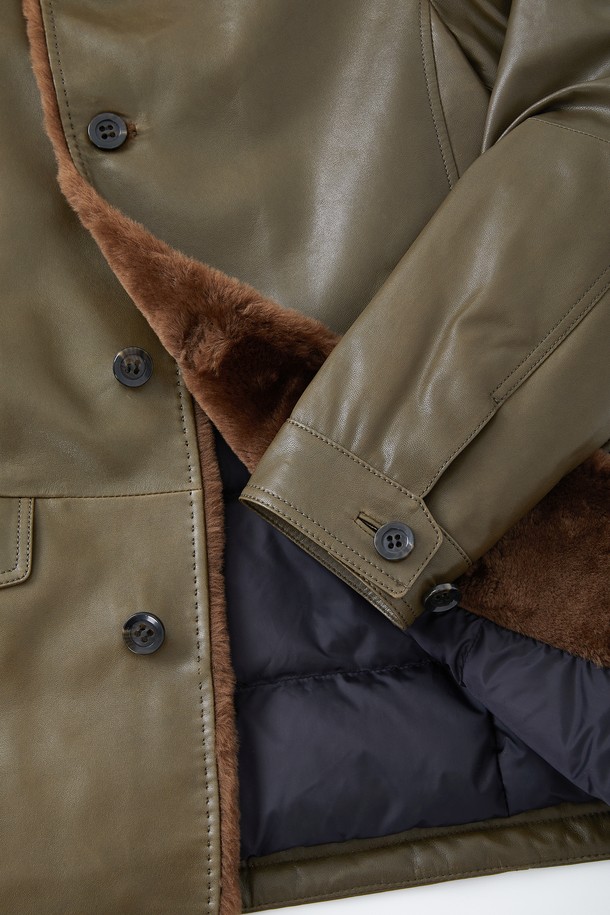 코팅 램스킨 미들넥 구스다운 재킷 CLJP126은 남성용 겨울 아우터로, 클래식한 스타일을 연출합니다. 램스킨 소재에 구스다운 충전재를 사용하여 부드러운 촉감과 뛰어난 보온성을 제공합니다. 미디엄 기장의 카키색 무지 디자인으로, 출근룩이나 데이트룩 등 다양한 TPO에 활용 가능합니다. 버튼 여밈 방식과 레귤러핏으로 편안한 착용감을 선사하며, 시크하고 미니멀한 스타일을 완성합니다. 긴 소매와 코팅 처리된 디자인이 특징이며, 두꺼운 두께감으로 따뜻하게 착용할 수 있습니다.
