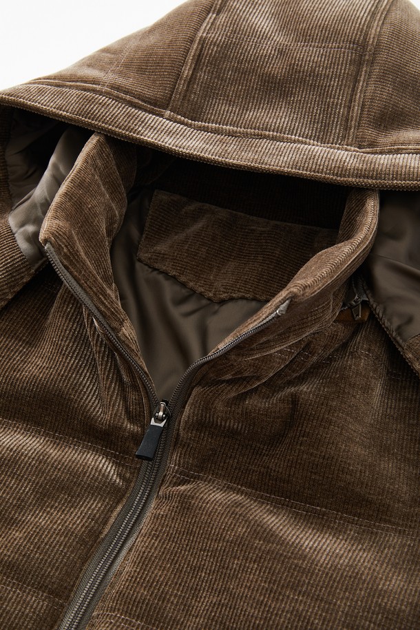 **코듀로이 패딩 후드 탈부착 점퍼 CJP134**는 부드러운 코듀로이 소재로 제작되어 포근한 촉감을 선사하는 남성용 겨울 점퍼입니다. 캐주얼, 클래식, 미니멀 스타일을 모두 아우르는 디자인으로, 일상 및 출근룩에 활용하기 좋습니다. 넉넉한 두께감과 레귤러 핏으로 편안한 착용감을 제공하며, 후드는 탈부착이 가능하여 다양한 연출이 가능합니다. 브라운 컬러의 무지 디자인으로 어떤 옷에도 쉽게 매치할 수 있는 활용도 높은 아이템입니다. 집업 스타일로 간편하게 입고 벗을 수 있습니다.
