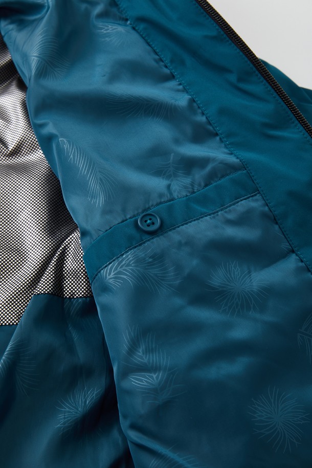 방풍 퀼팅 미들넥 다운 점퍼 CJP152는 겨울철 추위로부터 당신을 보호해 줄 베이직 스타일의 다운 점퍼입니다. 넉넉한 두께감과 부드러운 촉감의 나일론 소재로 제작되어 편안한 착용감을 선사합니다. 미들넥 디자인과 퀼팅 디테일이 특징이며, 톤온톤 블루 컬러가 어떤 옷에도 잘 어울립니다. 일상, 출근, 여행 등 다양한 TPO에 활용 가능하며, 캐주얼, 미니멀, 클래식 스타일을 즐겨 입는 분들께 추천합니다. 특히 방풍 기능과 뛰어난 보온성으로 한겨울에도 따뜻하게 입을 수 있습니다.
