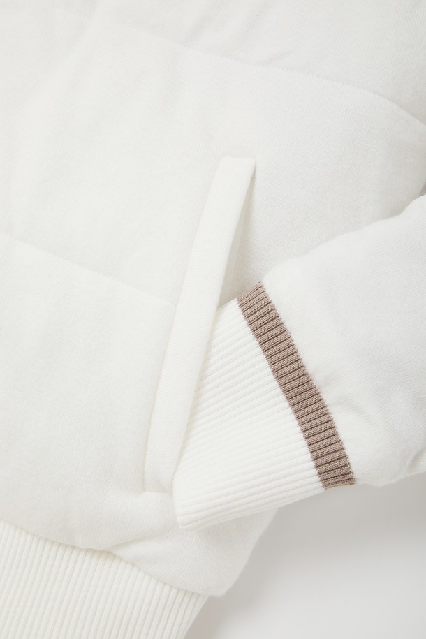 여성 방풍 후드 패딩 점퍼 CJP157은 가을, 겨울 시즌에 골프 및 일상에서 활용하기 좋은 베이직 스타일의 패딩 점퍼입니다. 아이보리와 차콜 두 가지 색상으로 출시되었으며, 숏 기장에 집업 여밈 방식으로 편안하게 착용할 수 있습니다. 비스코스, 폴리에스터, 나일론 혼방 소재로 제작되어 두꺼운 두께감과 뛰어난 보온성을 자랑하며, 방풍 기능으로 추운 날씨에도 따뜻함을 유지해줍니다. 베이직핏 디자인에 무지 패턴으로 미니멀하고 캐주얼한 스타일을 연출할 수 있으며, 긴 소매와 후드 타입으로 활동성을 더했습니다. 내부는 폴리에스터 안감으로 마감되어 부드러운 촉감을 선사합니다.
