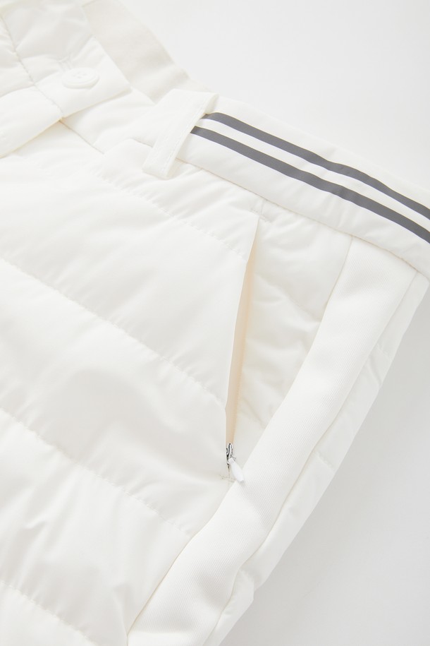 여성 일자핏 밴딩 패딩 팬츠 CPT177은 한겨울에도 따뜻하게 착용 가능한 패딩 팬츠입니다. 아이보리와 블랙 두 가지 색상으로 출시되었으며, 데일리룩과 스포티룩 모두 소화 가능한 활용도 높은 아이템입니다. 가볍고 따뜻한 폴리에스터 소재에 허리 밴딩 처리로 편안한 착용감을 선사합니다. 하단 지퍼 포켓 디테일이 기능성과 디자인을 동시에 만족시키며, 일자핏으로 다리가 길어 보이는 효과를 줍니다. 스포티한 스타일을 즐기는 여성분들께 추천합니다.
