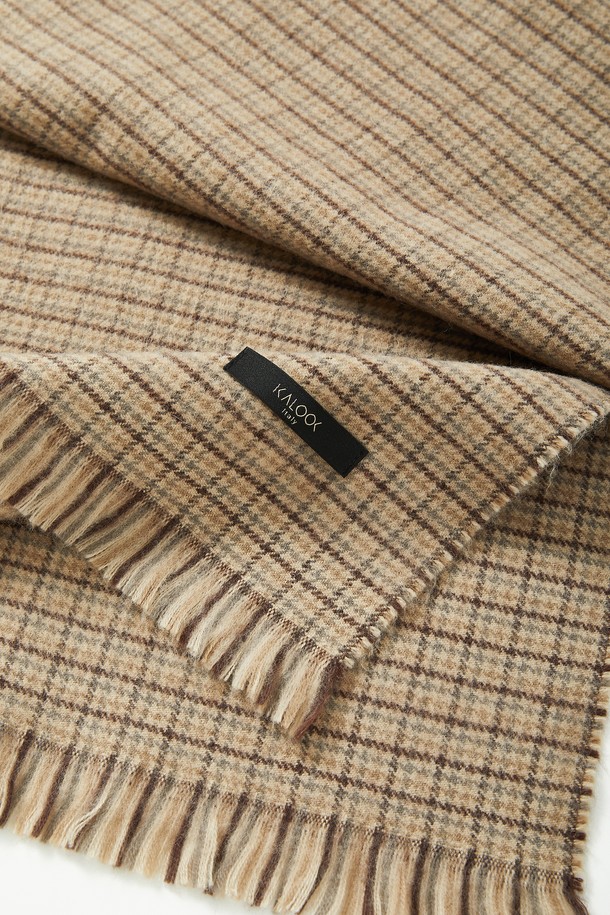 클래식 테슬 울 체크 머플러 CMU101은 겨울철 포근함과 스타일을 동시에 선사하는 머플러입니다. 베이지, 카키브라운, 딥베이지 3가지 색상으로 출시되어, 출근룩과 모임룩에 모두 잘 어울립니다. 아크릴과 울 소재 혼방으로 제작되어 부드러운 촉감과 뛰어난 보온성을 자랑하며, 두꺼운 두께감으로 따뜻하게 착용할 수 있습니다. 클래식한 체크 패턴과 테슬 디자인이 더해져 미니멀, 캐주얼 스타일에도 포인트 아이템으로 활용하기 좋습니다.
