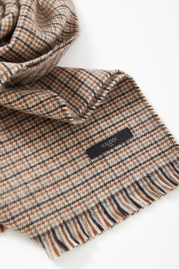 클래식 테슬 울 체크 머플러 CMU101은 베이지, 카키브라운, 딥베이지 3가지 색상으로 출시되어, 어떤 스타일에도 부드럽게 매치됩니다. 아크릴과 울 혼방 소재로 제작되어 부드러운 촉감과 뛰어난 보온성을 자랑하며, 봄, 가을, 겨울 세 계절 모두 활용 가능합니다. 체크 패턴과 테슬 디자인이 클래식하면서도 캐주얼한 무드를 선사하여, 출근룩이나 모임룩에 포인트를 더합니다. 데일리 머플러로 활용하여 스타일리시함과 따뜻함을 동시에 느껴보세요.
