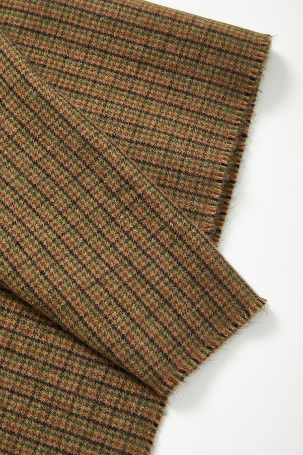 클래식 테슬 울 체크 머플러 CMU101은 베이지, 카키브라운, 딥베이지 3가지 색상으로 제공되는 공용 머플러입니다. 아크릴과 울 혼방 소재로 제작되어 봄, 가을, 겨울 모두 따뜻하게 착용할 수 있습니다. 클래식한 체크 패턴과 태슬 디테일이 돋보이며, 출근룩과 모임룩에 포인트를 더하기 좋습니다. 미니멀, 캐주얼 스타일에도 잘 어울려 다양한 코디에 활용 가능한 머플러입니다. 부드러운 촉감과 은은한 색감으로 고급스러운 분위기를 연출합니다.
