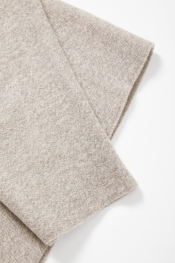 멀티컬러 보카시 머플러 CMU103은 블랙, 그레이, 아이보리, 베이지, 라이트브라운 5가지 색상으로 출시되어 겨울철 보온성을 책임지는 머플러입니다. 아크릴 소재로 제작되어 부드러운 촉감을 선사하며, 두꺼운 두께감과 보카시 무늬가 특징입니다. 출근룩과 연말 모임룩에 모두 잘 어울리는 클래식, 미니멀, 캐주얼 스타일을 연출할 수 있습니다. 수술 디테일이 포인트로 더해져 세련된 분위기를 더합니다. 데일리 머플러로 활용하여 따뜻하고 스타일리시한 겨울을 보내세요.
