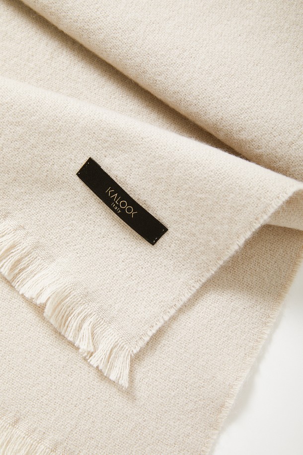 부드러운 아크릴 100% 소재로 제작되어 포근한 착용감을 선사하는 멀티컬러 보카시 머플러 CMU103입니다. 겨울철 추위를 막아주는 두꺼운 두께감으로 따뜻하게 착용할 수 있으며, 캐주얼 및 미니멀 스타일 모두 소화 가능한 베이직한 디자인입니다. 블랙, 그레이, 아이보리, 베이지, 라이트브라운 등 다양한 컬러 옵션으로 준비되어 있으며, 보카시 무늬와 수술 디테일이 포인트입니다. 남녀 공용으로 활용 가능하며, 일상에서 폭넓게 활용하기 좋은 머플러입니다.
