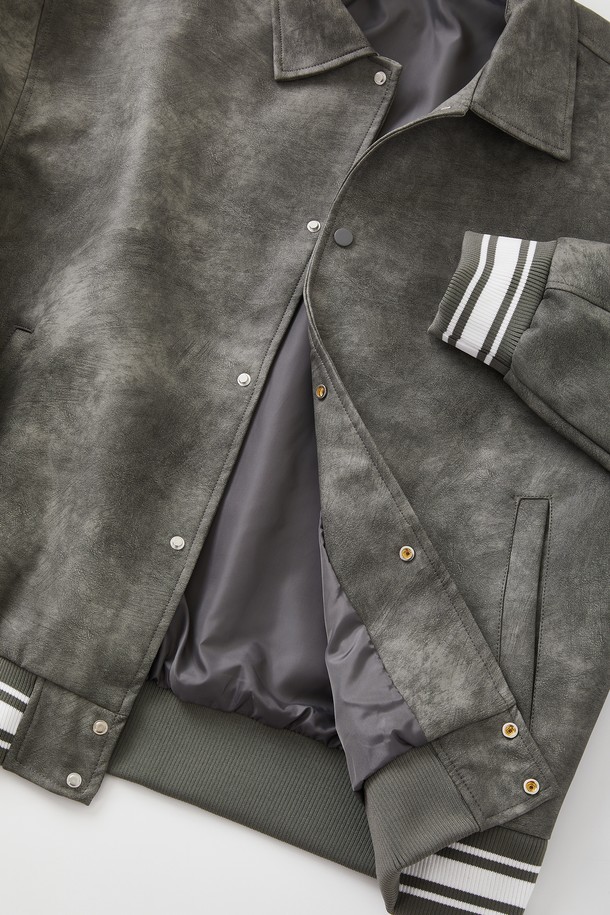 봄, 가을에 어울리는 오버핏 밴딩 에코레더 점퍼 CJP110입니다. 부드러운 촉감의 에코레더(합성가죽) 소재로 제작되었으며, 캐주얼한 무드의 그레이 컬러 무지 디자인입니다. 넉넉한 오버핏으로 편안한 착용감을 선사하며, 밴딩 및 스트라이프 립 디테일이 특징입니다. 데이트룩, 모임룩, 미니멀, 시크, 캐주얼 스타일 모두 소화 가능한 활용도 높은 아이템입니다. 긴 소매 기장의 집업 스타일 점퍼로 간절기 스타일링에 제격입니다.
