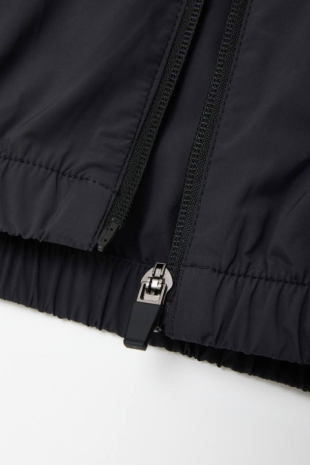 **퀵드라이 러닝 후드 집업 바람막이 CJP123**은 남성용 아우터로, 러닝, 일상, 스포츠 활동에 적합한 바람막이입니다. 네이비와 차콜 두 가지 색상으로 출시되었으며, 봄, 가을 계절에 착용하기 좋습니다. 얇고 부드러운 나일론과 스판덱스 혼방 소재로 제작되어 가볍고 편안한 착용감을 제공하며, 퀵 드라이 기능으로 땀을 빠르게 흡수하고 건조시켜 쾌적함을 유지합니다. 레귤러핏 디자인에 후드 타입, 집업 스타일로 활동성을 높였으며, 사이드 벤틸레이션과 통기성을 갖춰 운동 시에도 쾌적함을 유지합니다. 스포티하고 캐주얼한 스타일을 연출하며, 무지 패턴으로 어떤 옷에도 잘 어울립니다.
