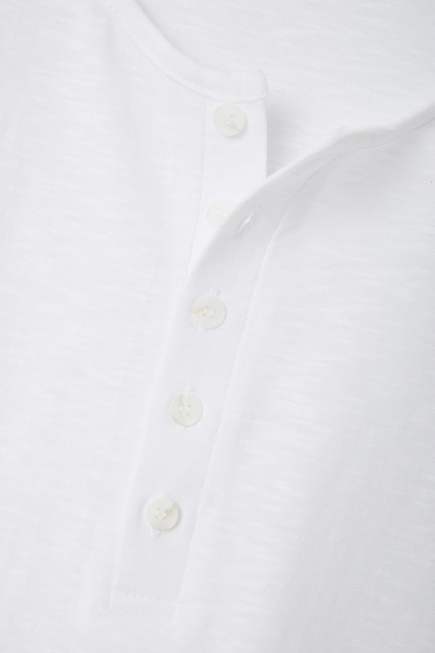 루즈핏 헨리넥 긴팔 티셔츠 CTEE113는 베이직하고 심플한 스타일의 공용 티셔츠입니다. 면 소재로 제작되어 부드럽고 가벼운 촉감을 선사하며, 봄, 가을에 데일리 또는 이너로 활용하기 좋습니다. 헨리넥 디자인과 루즈핏으로 편안한 착용감을 제공하며, 화이트, 베이지, 블랙, 네이비 등 4가지 컬러로 출시되었습니다. 집콕룩, 출근룩 등 다양한 TPO에 맞춰 미니멀, 캐주얼, 클래식 스타일을 연출할 수 있습니다. 이너 또는 단독으로 착용하여 다양한 스타일을 연출해 보세요.
