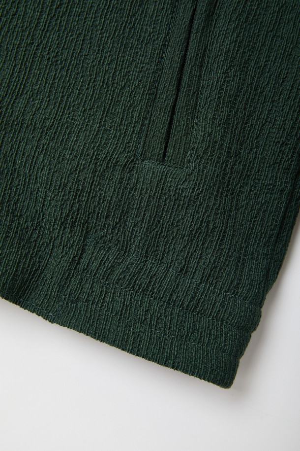 네이비와 그린 컬러로 제공되는 플리츠 집업 가디건 CJP127은 간절기에 활용하기 좋은 남성용 아우터입니다. 부드러운 촉감의 폴리에스테르와 레이온 혼방 소재, 레귤러핏으로 편안한 착용감을 선사하며, 히든 지퍼와 내부 포켓 디테일로 실용성을 더했습니다. 베이직하고 캐주얼한 스타일의 플리츠 디자인, 긴 소매와 중간 두께감으로 봄, 가을 일상에서 폭넓게 활용할 수 있습니다.
