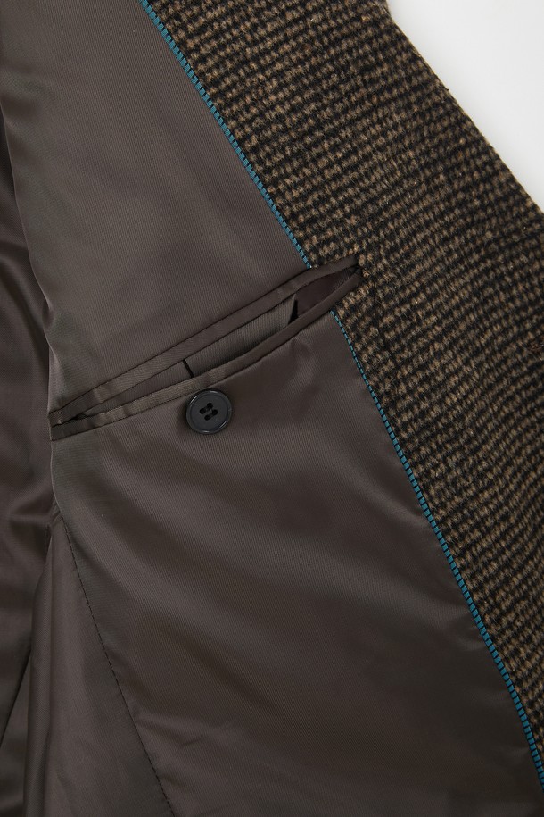 모던한 감각을 더한 울 모눈 체크 버튼 재킷 CJK119입니다. 블랙브라운 컬러의 모눈 체크 패턴이 세련된 느낌을 주며, 울과 폴리에스터 혼방 소재로 제작되어 봄, 여름, 가을, 겨울 사계절 모두 활용 가능합니다. 베이직 핏에 전체 안감 처리로 편안한 착용감을 선사하며, 버튼 여밈 방식으로 클래식하고 미니멀한 스타일을 연출합니다. 출근룩, 비즈니스 캐주얼, 모임룩 등 다양한 TPO에 활용하여 시크한 매력을 뽐낼 수 있습니다.
