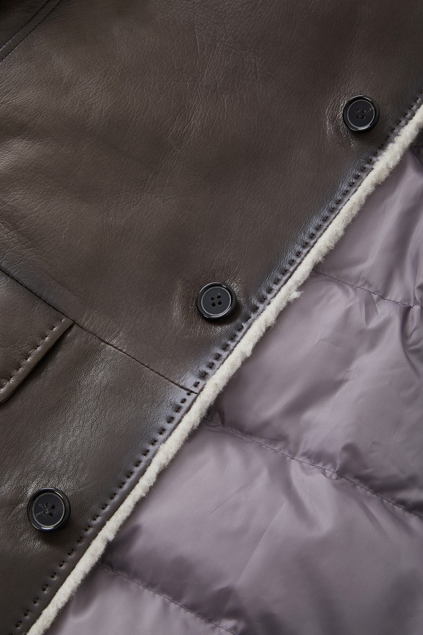 부드러운 양가죽 소재의 브라운 컬러 구스다운 재킷 CLJP127입니다. 겨울철 일상과 출근룩, 모임룩에 모두 잘 어울리는 클래식하고 미니멀한 스타일을 연출할 수 있습니다. 레귤러핏에 버튼 여밈 방식으로, 따뜻한 퍼 안감과 포켓 디테일이 돋보입니다. 두꺼운 두께감으로 뛰어난 보온성을 제공하며, 긴 소매 기장으로 안정적인 착용감을 선사합니다. 무지 디자인으로 어떤 옷에도 매치하기 용이합니다.
