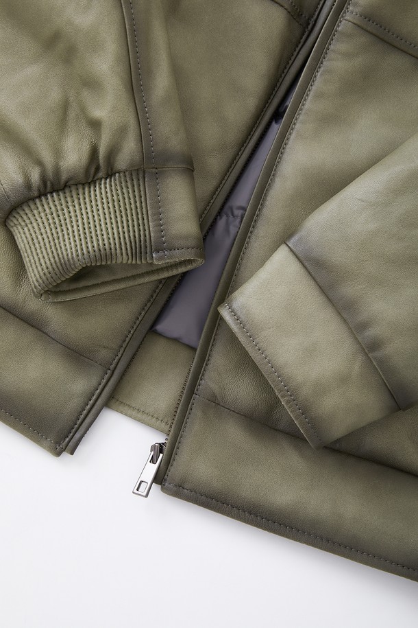 램스킨 라인 워싱 구스다운 점퍼 CLJP128은 남성용 구스다운 점퍼입니다. 부드러운 램스킨 소재에 워싱 처리하여 자연스러운 멋을 더했으며, 겨울철 캐주얼 스타일을 완성합니다. 톤 다운된 카키 컬러와 레귤러핏 디자인으로 어떤 옷에도 쉽게 매치할 수 있습니다. 출근룩과 여행룩에 모두 활용 가능하며, 미니멀, 클래식 스타일을 선호하는 분들께 추천합니다. 
