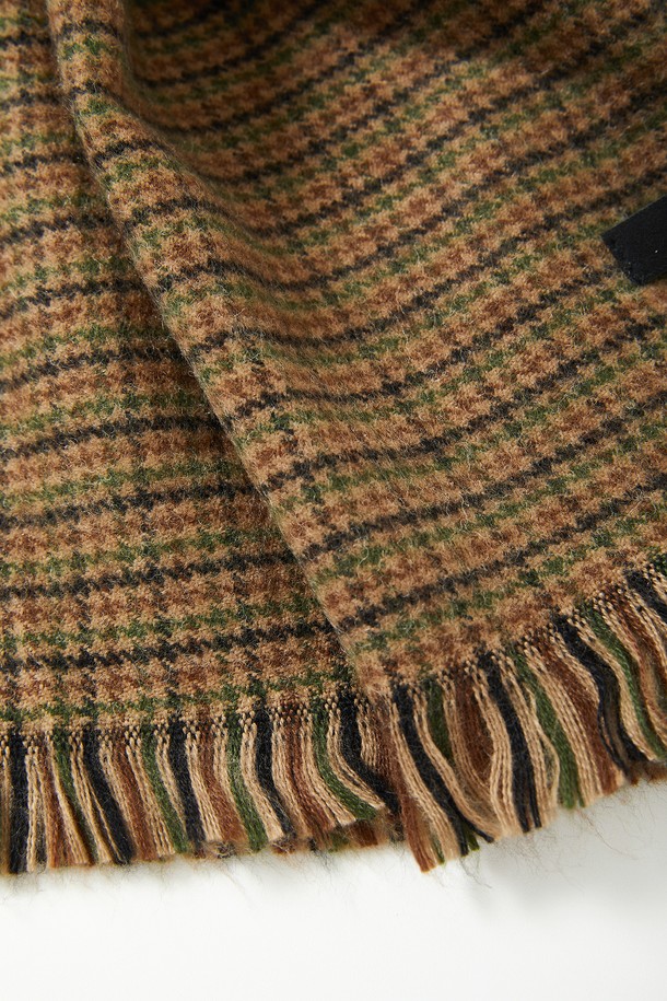 클래식 테슬 울 체크 머플러 CMU101은 베이지, 카키브라운, 딥베이지 3가지 색상으로 제공되는 공용 머플러입니다. 아크릴과 울 혼방 소재로 제작되어 봄, 가을, 겨울 모두 따뜻하게 착용할 수 있습니다. 클래식한 체크 패턴과 태슬 디테일이 돋보이며, 출근룩과 모임룩에 포인트를 더하기 좋습니다. 미니멀, 캐주얼 스타일에도 잘 어울려 다양한 코디에 활용 가능한 머플러입니다. 부드러운 촉감과 은은한 색감으로 고급스러운 분위기를 연출합니다.
