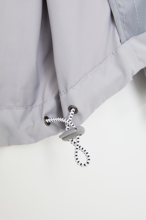 IKALOOK(이카룩) 경량 바람막이 후드 점퍼 CJP113은 가볍고 편안한 착용감을 제공하는 남녀 공용 바람막이입니다. 봄, 여름, 가을 시즌에 활용하기 좋은 얇은 두께감의 폴리에스테르 소재로 제작되었으며, 부드러운 촉감이 특징입니다. 블랙, 그레이, 네이비 세 가지 기본 컬러로 출시되어 어떤 스타일에도 쉽게 매치할 수 있습니다. 경량 소재에 방풍 기능까지 더해져 일상, 스포츠 활동 시 쾌적함을 유지시켜 줍니다. 접이식 후드와 밑단 스트링 디테일로 실용성을 높였으며, 레귤러핏 디자인으로 스포티하면서도 미니멀한 스타일을 연출합니다.
