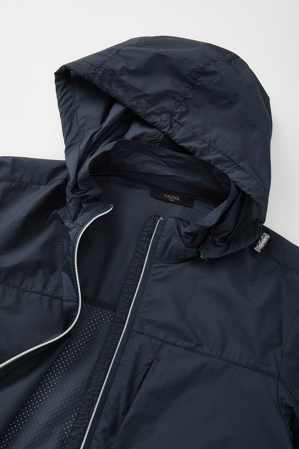 **후드 탈부착 퀵드라이 윈드브레이커 CJP119**는 남성용 아우터로, 봄, 여름, 가을 시즌에 적합한 윈드브레이커입니다. 튼튼한 나일론 소재로 제작되어 방풍 기능과 퀵드라이 기능을 갖춰 쾌적한 착용감을 제공합니다. 데일리웨어와 아웃도어 활동 모두에 활용 가능하며, 베이직하고 스포티한 스타일을 연출합니다. 네이비, 화이트, 다크 그린 세 가지 색상으로 출시되었으며, 탈부착 가능한 후드와 밑단 스트링 디테일로 실용성을 더했습니다. 여행, 산책, 등산 시 편안하고 스타일리시하게 착용할 수 있는 아이템입니다.
