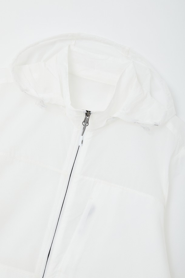 후드 탈부착 퀵드라이 윈드브레이커 CJP119는 다크그린, 네이비, 화이트 세 가지 색상으로 출시되어 데일리웨어와 아웃도어 활동에 적합한 윈드브레이커입니다. 얇은 두께의 나일론 소재로 제작되어 봄, 여름, 가을 간절기에 활용하기 좋으며, 튼튼한 촉감과 베이직한 디자인으로 캐주얼, 미니멀, 고프코어 스타일을 연출할 수 있습니다. 탈부착 가능한 후드와 밑단 스트링 디테일이 있어 다양한 스타일링이 가능하며, 속건 기능으로 쾌적함을 유지합니다. 여행룩, 산책룩, 캠핑룩 등 다채로운 TPO에 적합한 활용도를 자랑합니다.
