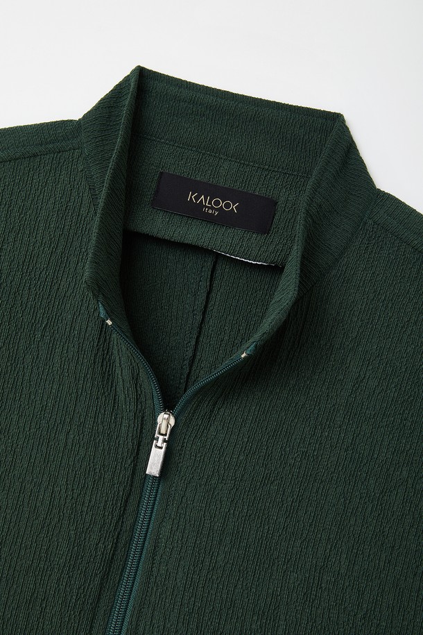 네이비와 그린 컬러로 제공되는 플리츠 집업 가디건 CJP127은 간절기에 활용하기 좋은 남성용 아우터입니다. 부드러운 촉감의 폴리에스테르와 레이온 혼방 소재, 레귤러핏으로 편안한 착용감을 선사하며, 히든 지퍼와 내부 포켓 디테일로 실용성을 더했습니다. 베이직하고 캐주얼한 스타일의 플리츠 디자인, 긴 소매와 중간 두께감으로 봄, 가을 일상에서 폭넓게 활용할 수 있습니다.
