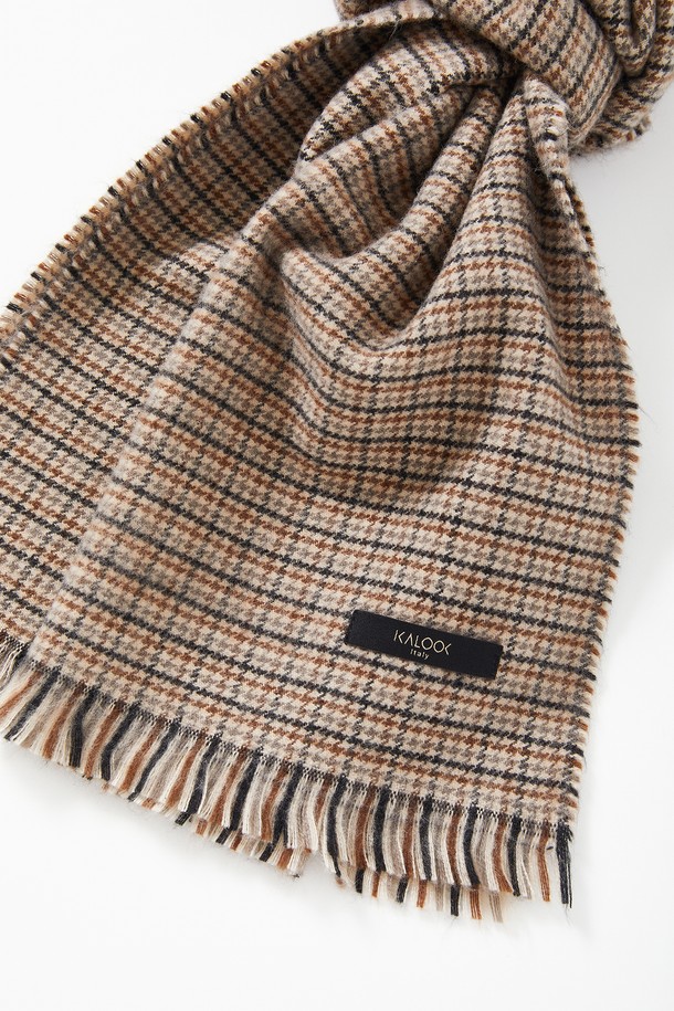 클래식 테슬 울 체크 머플러 CMU101은 베이지, 카키브라운, 딥베이지 3가지 색상으로 출시되어, 어떤 스타일에도 부드럽게 매치됩니다. 아크릴과 울 혼방 소재로 제작되어 부드러운 촉감과 뛰어난 보온성을 자랑하며, 봄, 가을, 겨울 세 계절 모두 활용 가능합니다. 체크 패턴과 테슬 디자인이 클래식하면서도 캐주얼한 무드를 선사하여, 출근룩이나 모임룩에 포인트를 더합니다. 데일리 머플러로 활용하여 스타일리시함과 따뜻함을 동시에 느껴보세요.
