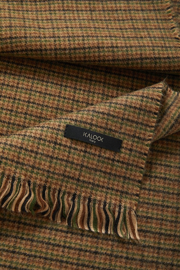 클래식 테슬 울 체크 머플러 CMU101은 베이지, 카키브라운, 딥베이지 3가지 색상으로 제공되는 공용 머플러입니다. 아크릴과 울 혼방 소재로 제작되어 봄, 가을, 겨울 모두 따뜻하게 착용할 수 있습니다. 클래식한 체크 패턴과 태슬 디테일이 돋보이며, 출근룩과 모임룩에 포인트를 더하기 좋습니다. 미니멀, 캐주얼 스타일에도 잘 어울려 다양한 코디에 활용 가능한 머플러입니다. 부드러운 촉감과 은은한 색감으로 고급스러운 분위기를 연출합니다.
