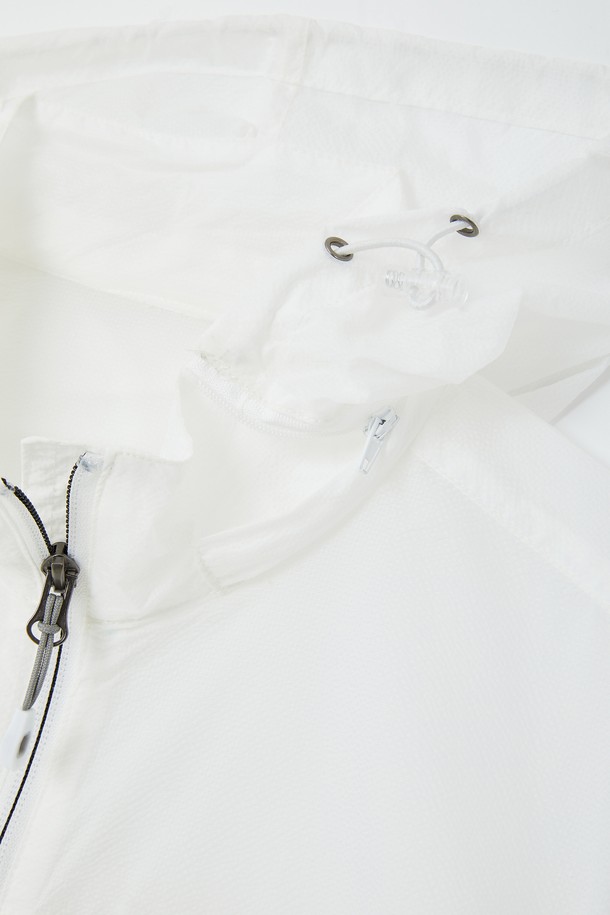 후드 탈부착 퀵드라이 윈드브레이커 CJP119는 다크그린, 네이비, 화이트 세 가지 색상으로 출시되어 데일리웨어와 아웃도어 활동에 적합한 윈드브레이커입니다. 얇은 두께의 나일론 소재로 제작되어 봄, 여름, 가을 간절기에 활용하기 좋으며, 튼튼한 촉감과 베이직한 디자인으로 캐주얼, 미니멀, 고프코어 스타일을 연출할 수 있습니다. 탈부착 가능한 후드와 밑단 스트링 디테일이 있어 다양한 스타일링이 가능하며, 속건 기능으로 쾌적함을 유지합니다. 여행룩, 산책룩, 캠핑룩 등 다채로운 TPO에 적합한 활용도를 자랑합니다.
