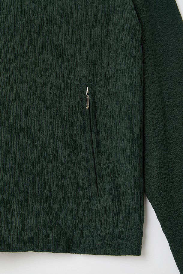 네이비와 그린 컬러로 제공되는 플리츠 집업 가디건 CJP127은 간절기에 활용하기 좋은 남성용 아우터입니다. 부드러운 촉감의 폴리에스테르와 레이온 혼방 소재, 레귤러핏으로 편안한 착용감을 선사하며, 히든 지퍼와 내부 포켓 디테일로 실용성을 더했습니다. 베이직하고 캐주얼한 스타일의 플리츠 디자인, 긴 소매와 중간 두께감으로 봄, 가을 일상에서 폭넓게 활용할 수 있습니다.
