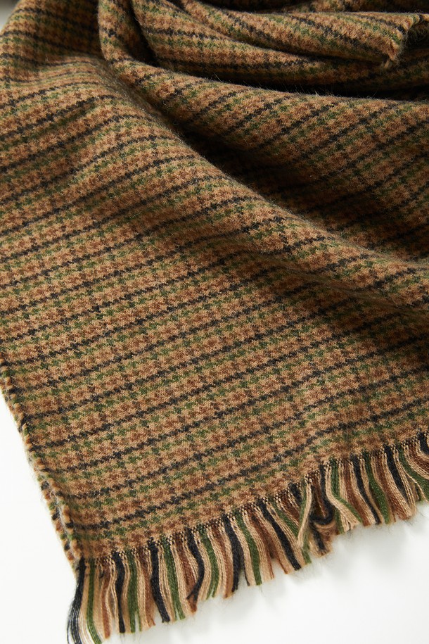 클래식 테슬 울 체크 머플러 CMU101은 베이지, 카키브라운, 딥베이지 3가지 색상으로 제공되는 공용 머플러입니다. 아크릴과 울 혼방 소재로 제작되어 봄, 가을, 겨울 모두 따뜻하게 착용할 수 있습니다. 클래식한 체크 패턴과 태슬 디테일이 돋보이며, 출근룩과 모임룩에 포인트를 더하기 좋습니다. 미니멀, 캐주얼 스타일에도 잘 어울려 다양한 코디에 활용 가능한 머플러입니다. 부드러운 촉감과 은은한 색감으로 고급스러운 분위기를 연출합니다.
