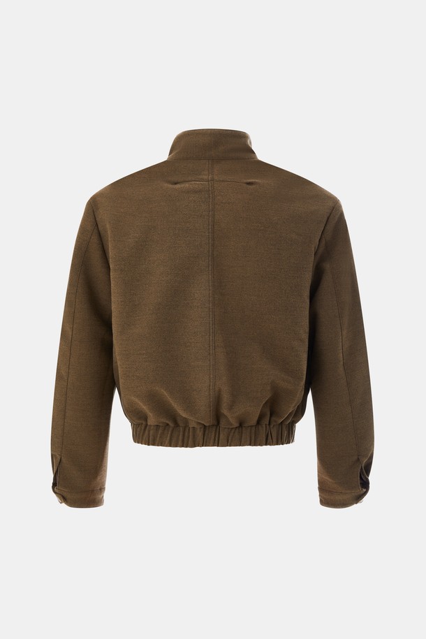 IKALOOK(이칼룩) 버프숄더 하이넥 블루종 점퍼 CJP106입니다. 캐주얼한 스타일의 무지 디자인으로, 봄, 가을에 데일리룩과 동네 마실룩, 봄 소풍룩에 적합합니다. 루즈핏으로 편안하게 착용 가능하며, 면, 레이온, 아크릴 혼방 소재로 제작되어 보통 두께감을 자랑합니다. 하이넥 디자인과 버프 숄더 디테일이 특징이며, 소매는 긴 소매, 여밈 방식은 스냅 버튼으로 간편하게 연출할 수 있습니다. 베이지, 블랙 두 가지 색상으로 만나보세요. 안감은 폴리에스터로 제작되었습니다. 
