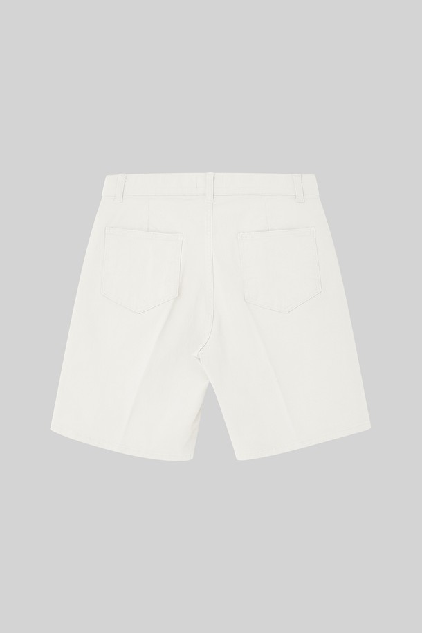 베이직한 디자인의 남성용 사방스판 밴딩 코튼 반바지 CSPT102는 뛰어난 신축성의 스판 원단을 사용하여 장시간 착용에도 편안함을 제공합니다. 블랙, 라이트 그레이, 아이보리, 모카 브라운 색상으로 출시되었으며, 일상복으로 활용하기 좋은 캐주얼 스타일입니다. 면과 스판덱스 혼방 소재로 제작되었고, 밴딩 허리, 사선 주머니, 원턱 디테일이 특징이며 슬림핏, 레귤러핏, 와이드핏, 일자핏 등 다양한 핏으로 연출 가능합니다.
