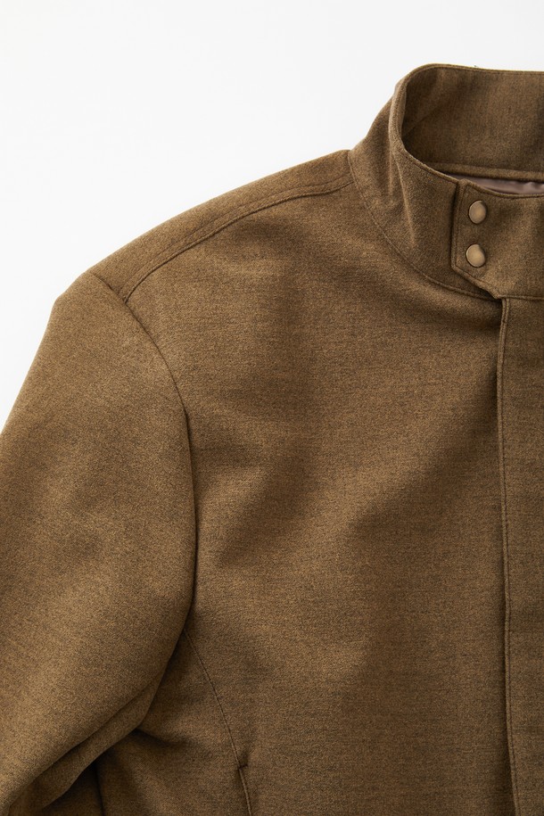 IKALOOK(이칼룩) 버프숄더 하이넥 블루종 점퍼 CJP106입니다. 캐주얼한 스타일의 무지 디자인으로, 봄, 가을에 데일리룩과 동네 마실룩, 봄 소풍룩에 적합합니다. 루즈핏으로 편안하게 착용 가능하며, 면, 레이온, 아크릴 혼방 소재로 제작되어 보통 두께감을 자랑합니다. 하이넥 디자인과 버프 숄더 디테일이 특징이며, 소매는 긴 소매, 여밈 방식은 스냅 버튼으로 간편하게 연출할 수 있습니다. 베이지, 블랙 두 가지 색상으로 만나보세요. 안감은 폴리에스터로 제작되었습니다. 
