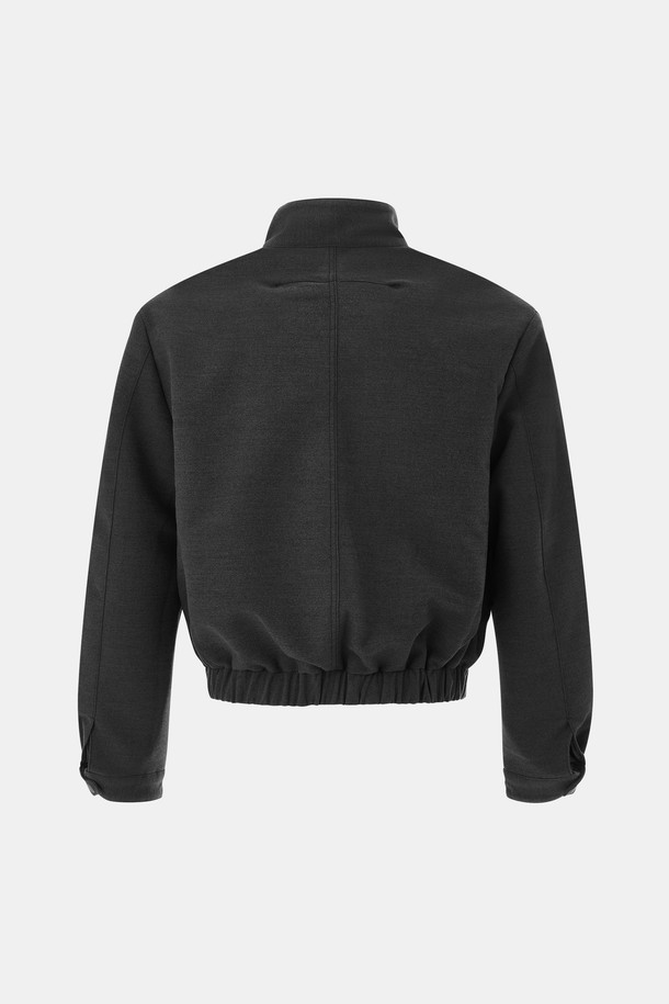 IKALOOK(이칼룩) 버프숄더 하이넥 블루종 점퍼 CJP106은 캐주얼 스타일의 공용 블루종 점퍼입니다. 봄, 가을, 겨울 계절에 적합하며, 데일리룩, 봄 소풍룩, 가을 나들이룩, 겨울 데일리룩에 활용하기 좋습니다. 무지 디자인에 루즈핏으로 편안하게 착용 가능하며, 베이지와 블랙 두 가지 색상으로 출시되었습니다. 면, 레이온, 아크릴 혼방의 두꺼운 소재에 버프 숄더와 시보리 디테일이 특징이며, 스냅 여밈 방식으로 간편하게 탈착할 수 있습니다. 안감은 폴리에스터 소재로 제작되었으며, 긴 소매 기장의 크롭 기장으로 트렌디함을 더했습니다.
