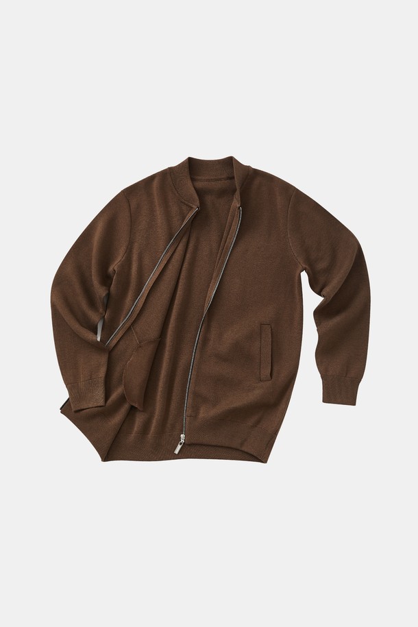 IKALOOK(이카룩) 니트 집업 블루종 가디건 CJP104는 남성을 위한 데일리 아우터입니다. 부드러운 촉감의 폴리에스터, 아크릴, 폴리아미드 혼방 소재로 제작되어 봄, 가을에 착용하기 좋습니다. 베이직핏으로 캐주얼하고 미니멀한 스타일을 연출하며, 집업 여밈 방식과 시보리 밑단, 소매가 특징입니다. 그레이, 블랙, 브라운 세 가지 색상으로 제공되며, 중간 두께감의 레귤러 기장으로 편안하게 착용할 수 있습니다.
