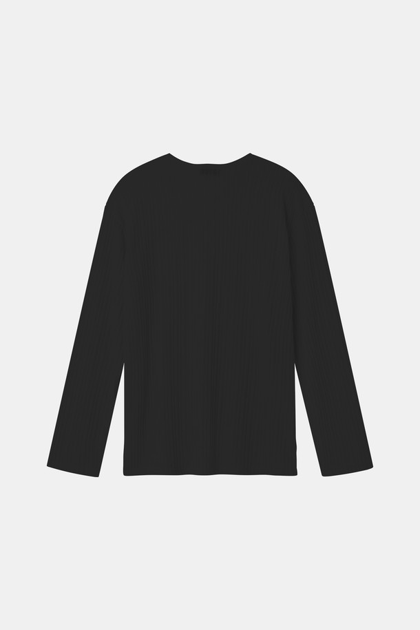 IKALOOK (이카룩) 봄가을 라이트 골지 긴팔 니트 CNIT101은 부드러운 레이온 혼방 플리 원단으로 제작되어 부드러운 촉감을 선사합니다. 베이직핏의 브이넥 디자인에 골지 패턴을 더해 미니멀, 클래식, 캐주얼 스타일을 연출하기 좋습니다. 아이보리, 블랙, 브라운 세 가지 색상으로 출시되어 데일리룩에 활용하기 용이합니다. 봄, 가을 시즌에 적합하며, 긴소매 기장으로 간절기에도 따뜻하게 착용할 수 있습니다. 헤비한 골지 원단으로 제작되어 고급스러운 느낌을 더했습니다.
