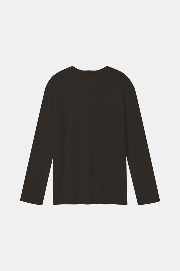 IKALOOK(이카룩) 봄 가을 라이트 골지 긴팔 니트 CNIT101입니다. 부드러운 촉감의 폴리에스터, 레이온, 스판덱스 혼방 소재로 제작되어 편안한 착용감을 선사합니다. 베이직핏과 브이넥 디자인으로 미니멀, 클래식 또는 캐주얼 스타일 모두 소화 가능하며, 데일리 이너로 활용하기 좋습니다. 블랙, 아이보리, 브라운 세 가지 색상으로 출시되어 다양한 스타일에 매치하기 용이합니다. 봄, 가을 시즌에 두께감이 적당하여 간절기 활용도가 높습니다.
