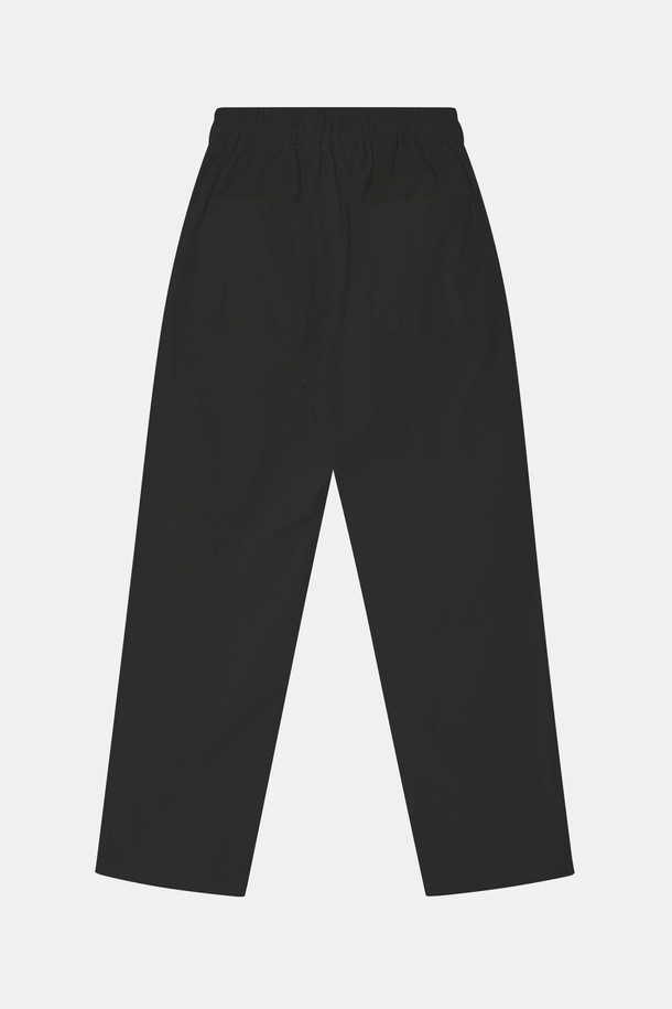 IKALOOK 린넨 워싱 밴딩 와이드 팬츠 CPT108은 린넨, 면, 스판덱스 혼방 소재로 제작되어 편안한 착용감을 제공하며, 밴딩 허리 디자인으로 편안함을 더했습니다. 봄, 여름, 가을에 입기 좋으며, 일상적인 캐주얼 스타일을 연출하기에 적합합니다. 블랙, 카키, 모카, 아이보리 색상으로 제공되는 이 긴바지는 와이드핏으로 트렌디하며, 사선 포켓 구조가 특징입니다.
