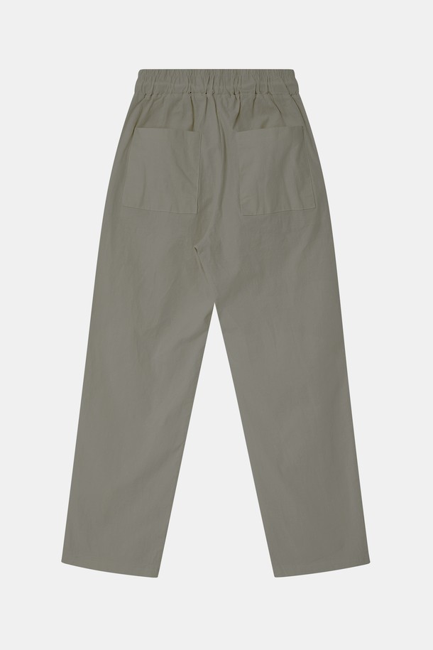 IKALOOK 린넨 워싱 밴딩 와이드 팬츠 CPT108은 린넨, 면, 스판덱스 혼방 소재로 제작되었으며 밴딩, 사선 포켓 디자인, 넉넉한 실루엣이 특징입니다. 봄, 여름, 가을에 입기 좋으며, 블랙, 카키, 모카, 아이보리 색상으로 일상에서 편안하게 착용 가능한 린넨 와이드핏 긴바지입니다. 얇은 두께감으로 쾌적함을 더했습니다.
