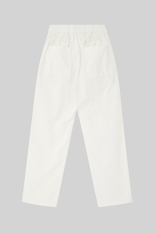 IKALOOK 린넨 워싱 밴딩 와이드 팬츠 CPT108는 린넨, 면, 스판덱스 혼방으로 제작되어 부드러운 촉감과 편안한 착용감을 선사합니다. 봄, 여름, 가을 시즌에 활용하기 좋은 긴 기장의 와이드핏 팬츠로, 블랙, 카키, 아이보리, 모카 4가지 색상으로 출시되었습니다. 넉넉한 실루엣과 사선 포켓 디자인으로 캐주얼하면서도 베이직한 스타일을 연출하며, 허리 밴딩으로 활동성을 높였습니다.
