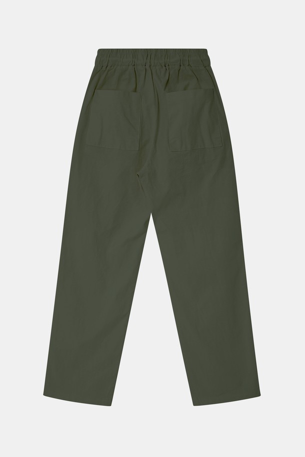 IKALOOK 린넨 워싱 밴딩 와이드 팬츠 CPT108은 린넨, 면, 스판덱스 혼방 소재로 제작되어 봄, 여름, 가을에 편안하게 착용할 수 있는 공용 린넨 와이드 팬츠입니다. 허리 밴딩과 사선 포켓 디자인이 특징이며, 블랙, 카키, 모카, 아이보리 색상으로 출시되었습니다. 캐주얼한 스타일의 무지 패턴 와이드핏 긴바지로 일상에서 편안하게 코디할 수 있습니다.
