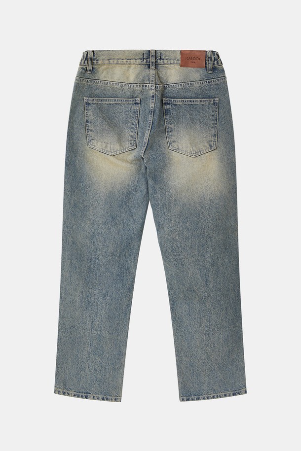 루즈핏 빈티지 밴딩 데님 팬츠 CJN102는 편안함과 스타일을 모두 잡은 데님 팬츠입니다. 연청 컬러의 데님 소재에 빈티지 워싱 디테일을 더해 캐주얼한 무드를 연출합니다. 밴딩 처리로 편안한 착용감을 제공하며, 루즈핏 디자인으로 활동성을 높였습니다. 봄, 여름, 가을 3계절 모두 활용 가능한 실용적인 아이템입니다. 일상 속에서 편안하게 즐겨 입을 수 있는 데일리 팬츠입니다.
