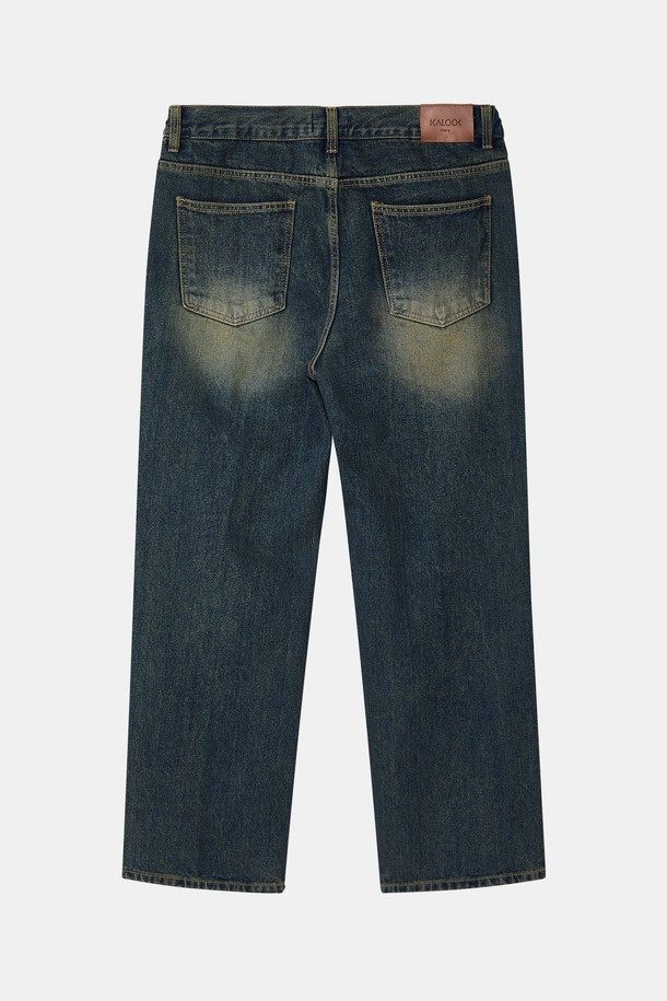 루즈핏으로 편안함을 강조한 남성용 빈티지 데님 팬츠 CJN102입니다. 봄, 여름, 가을 3계절 착용 가능하며, 캐주얼하고 빈티지한 스타일을 연출하기 좋습니다. 무지 디자인에 빈티지 워싱 디테일을 더해 자연스러운 멋을 살렸습니다. 허리 밴딩 처리로 활동성을 높였으며, 루즈핏으로 편안한 착용감을 제공합니다. 데님 소재로 제작되어 튼튼하고 오랫동안 즐겨 입을 수 있습니다.
