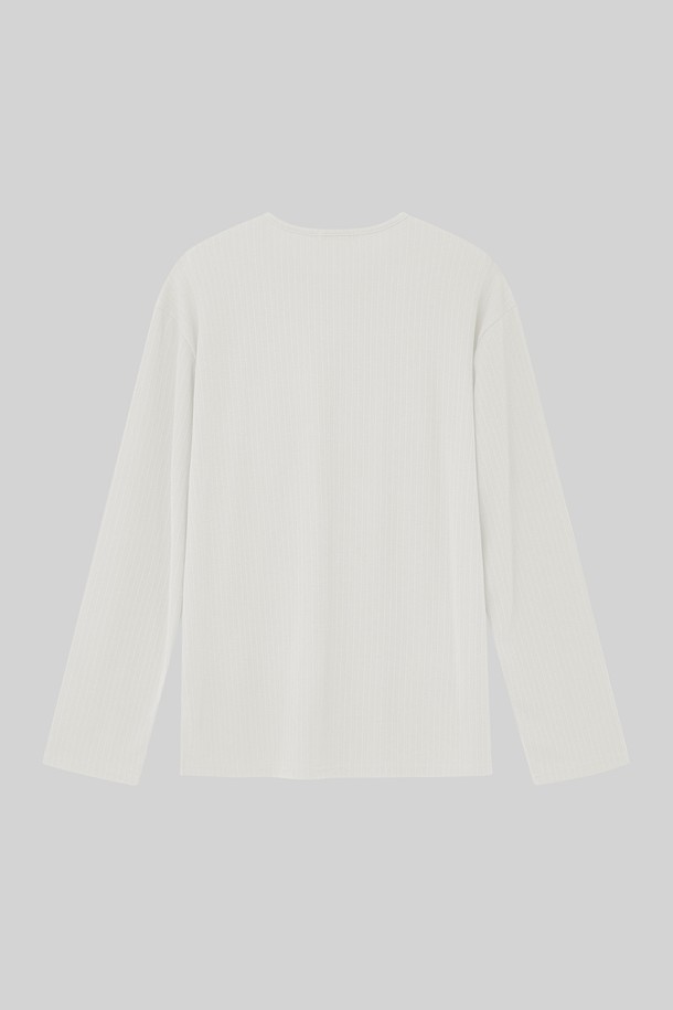 깔끔한 화이트 컬러의 봄/가을 헨리넥 긴팔 티셔츠 CNIT102입니다. 부드러운 면 소재로 제작되어 편안한 착용감을 선사합니다. 베이직한 디자인과 레귤러 핏으로 미니멀, 클래식, 캐주얼 등 다양한 스타일 연출에 활용하기 좋습니다. 출근룩이나 데이트룩처럼 격식 있는 자리에도 잘 어울리는 활용도 높은 아이템입니다. 헨리넥 디자인으로 포인트를 더했으며, 긴 소매 기장으로 간절기에 유용하게 입을 수 있습니다.
